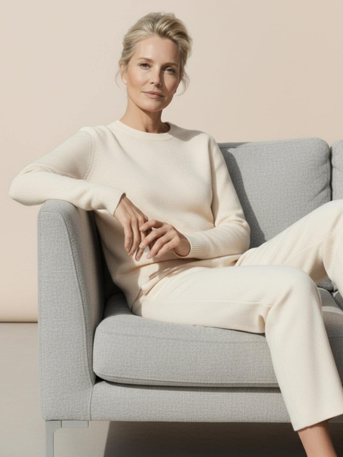 100% pure cashmere round neck pullover with long sleeves and hip-length cut