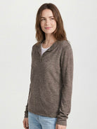 Organic linen Henley top in fine knit with relaxed fit and side slits, breathable and soft fabric.