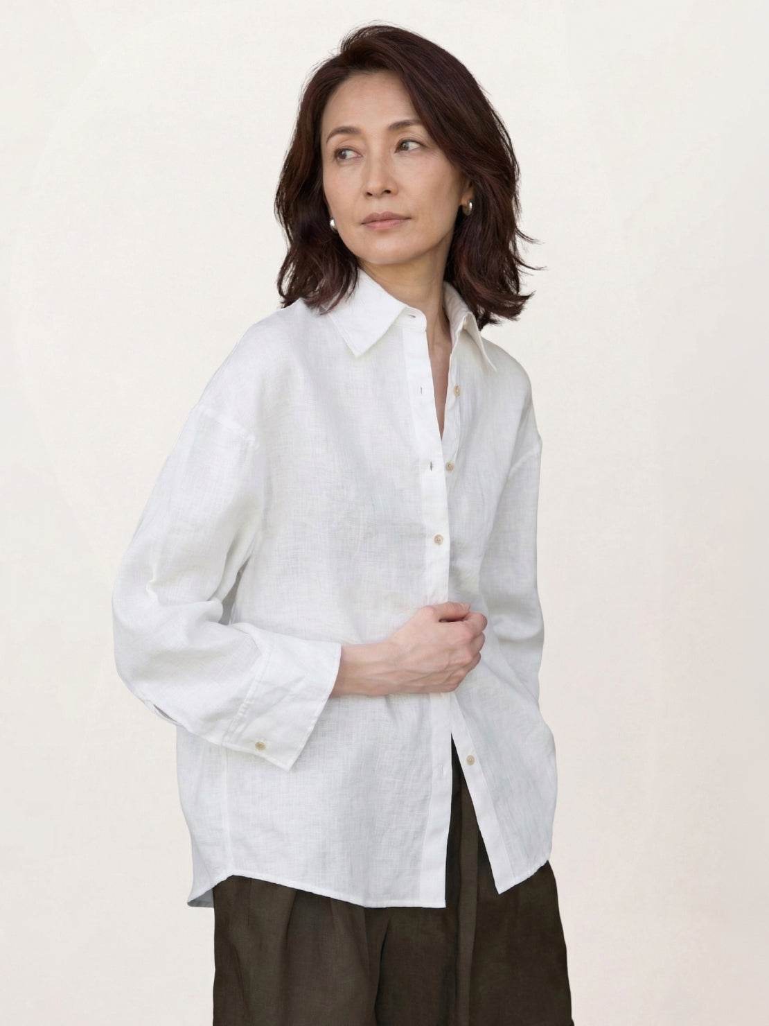 100% linen oversized dropped-shoulder shirt with side slits and rollable cuffs