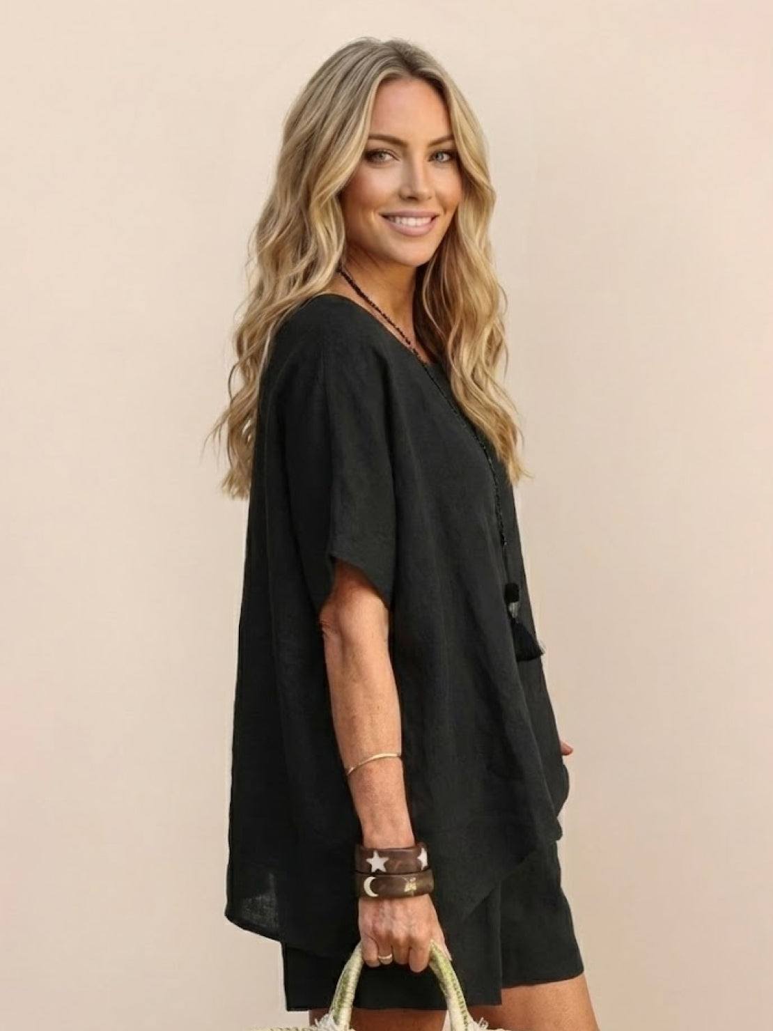 Comfy linen-like shirt and shorts two-piece set in breathable fabric for casual and versatile style