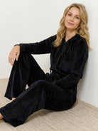 Modern cropped velour tracksuit with high-waist pants in vibrant color